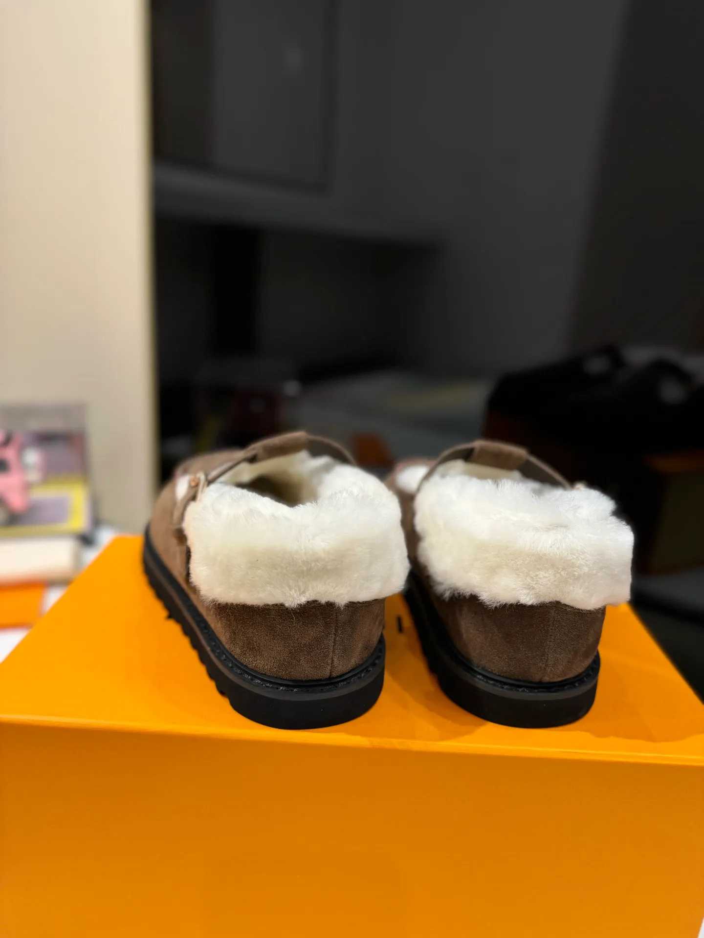 👟👟Ex-factory price 560👟👟 Louis Vuitton lv louis vuott…on fw24 new arrival～The latest furry slippers for autumn and winter🏂🏂 This pair of furry slippers is also very good-looking! The leather ones are very high-end! ! !Paired with denim shorts in autumn and winter, it’s perfect! Put it on and you will instantly have your ideal height! 😍 A favorite style, with fashion elements, the appearance of the upper is full of nobility. Wearing it can always show off the fashionable charm of women. It is fashionable but not too showy. The high-end beef tendon on the upper and the Lvjia letter buckle are so beautiful. ✅Upper: imported high-end frosted/cow leather ✅Outsole: original outsole ✅Inner lining: imported real wool ✅Size: 35-42 (41.42 customized, non-returnable) ✅Packaging: full set of original drawer box